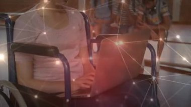 Dizüstü bilgisayar kullanarak tekerlekli sandalyedeki çift ırklı kadın üzerinden bağlantı ağının animasyonu. Teknoloji ve dijital arayüz kavramı, dijital olarak oluşturulmuş video.