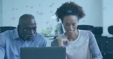 Ofisteki dizüstü bilgisayarla Afro-Amerikan iş adamlarına bağlı ikonlar ağının animasyonu. Teknoloji, bağlantı, iletişim, bilgisayar ve iş konsepti dijital olarak oluşturulmuş video.