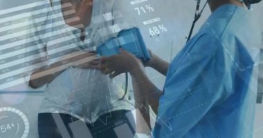 Hastanedeki çeşitli kadın doktor ve hasta üzerinde veri işleme animasyonu. Tıp, sağlık, hastane, bilgisayar ve dijital arayüz kavramı dijital olarak oluşturuldu.