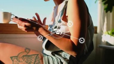 Akıllı telefon kullanan mutlu beyaz kadın üzerinde daireler çizerek bağlı ikonlar ağının animasyonu. Teknoloji, bağlantı, iletişim, hesaplama ve ifade kavramı dijital olarak oluşturulmuş video.