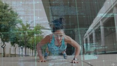 Melez bir kadının şınav çekmesi üzerine veri işleme animasyonu. Küresel spor, aktif yaşam tarzı, hesaplama ve dijital arayüz kavramı dijital olarak oluşturulmuş video.