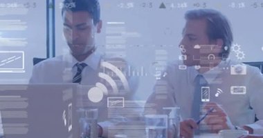 Ofisteki çeşitli iş adamları üzerinde veri işleme animasyonu. Küresel finans, iş, bağlantılar, hesaplama ve veri işleme kavramı dijital olarak oluşturulmuş video.