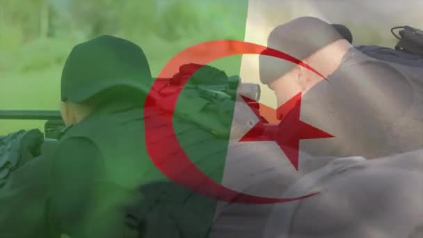 Κινούμενη Σημαία Της Αλγερίας Πάνω Από Καυκάσιους Άνδρες Στρατιώτες Που — Αρχείο Βίντεο