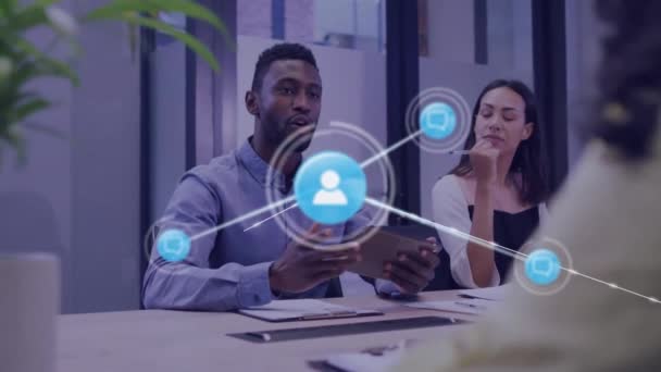 在办公室开会的不同同事之间建立关系网 全球商业 连接和数字接口概念 — 图库视频影像