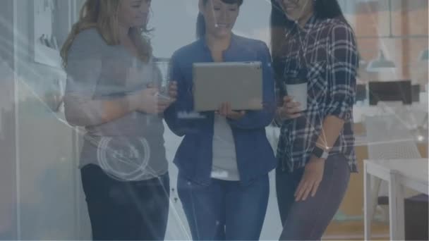 Animacja Sieci Połączeń Różnych Kolegach Korzystających Tabletu Biurze Globalny Biznes — Wideo stockowe