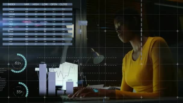 Animación Del Procesamiento Datos Sobre Mujer Negocios Afroamericana Utilizando Ordenador — Vídeo de stock