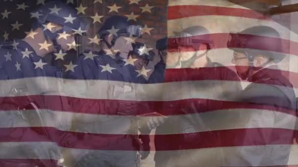 Animacja Flagi Usa Nad Białymi Żołnierzami Pomocą Tabletek Strategii Planowania — Wideo stockowe