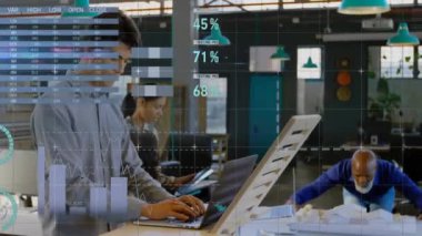 Ofiste çalışan çeşitli meslektaşların veri işleme animasyonları. Küresel iş, iletişim, bilgisayar ve dijital arayüz kavramı dijital olarak oluşturulmuş video.