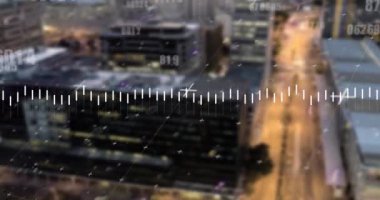 Işık izlerinin animasyonu, dijital ölçek ve şehir manzarasının havadan görünüşüne karşı değişen sayılar. Bilgisayar arayüzü ve iş teknolojisi kavramı