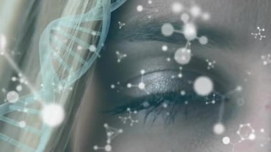 Kafkas kadının gözünün üzerinde molekül ve DNA iplikçikleri var. Bilim, bilgisayar ve dijital arayüz kavramı dijital olarak oluşturulmuş video.