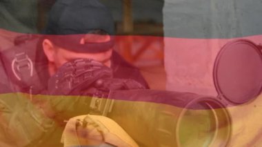 Beyaz erkek askerlerin dürbünle baktığı Alman bayrağının animasyonu. Askerlik ve vatanseverlik kavramı dijital olarak oluşturulmuş video.