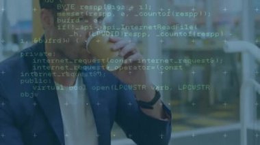 Kafkasyalı iş adamının kafede kahve içerken veri işleme animasyonu. İletişim, teknoloji, iş ve dijital arayüz kavramı dijital olarak oluşturulmuş video.