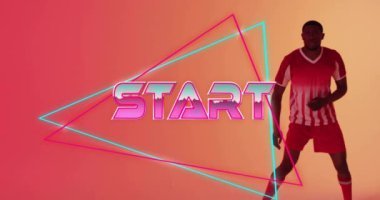 Afrika kökenli Amerikalı erkek futbolcunun topa vuruşuyla başlayan metnin animasyonu. Küresel spor ve dijital arayüz kavramı, dijital olarak oluşturulmuş video.