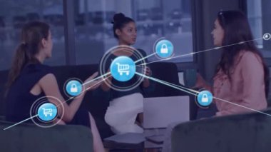 Ofisteki toplantıda dizüstü bilgisayarla çeşitli meslektaşlar üzerinden bağlantı ağının animasyonu. Küresel iş, iletişim, bağlantılar ve dijital arayüz konsepti dijital olarak oluşturulmuş video.