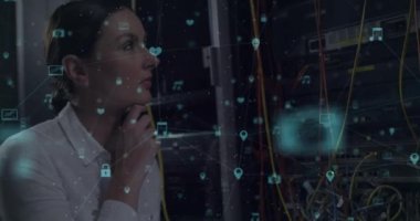 Bilgisayar sunucuları tarafından beyaz kadın üzerinde bağlantıları ve ai simgeleri olan dünyanın animasyonu. Dijital olarak oluşturulmuş küresel yapay zeka, bağlantılar, hesaplama ve veri işleme kavramı.