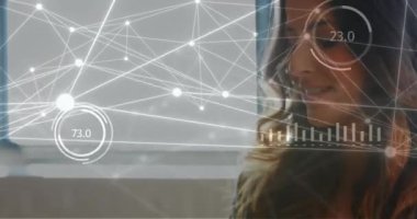 Akıllı telefon kullanan Kafkasyalı iş kadını üzerinden bağlantı ağının animasyonu. Küresel iş, bağlantılar, hesaplama ve veri işleme kavramı dijital olarak oluşturulmuş video.