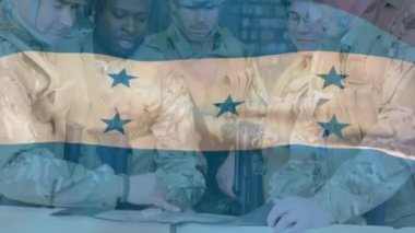 Beyaz erkek askerlerin strateji planlaması üzerine Honduras bayrağı animasyonu. Askerlik ve vatanseverlik kavramı dijital olarak oluşturulmuş video.