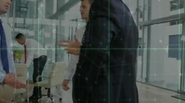 Muhtelif meslekdaşların ofiste el sıkışması üzerine kurulan bağlantılar ağı. Küresel iş, iletişim, bağlantılar ve dijital arayüz konsepti dijital olarak oluşturulmuş video.