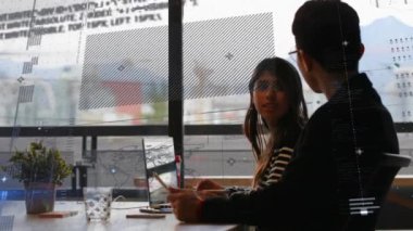 Muhtelif meslektaşların ofiste iş görüşmesi üzerine veri işleme animasyonu. Küresel iş, iletişim, bilgisayar ve dijital arayüz kavramı dijital olarak oluşturulmuş video.