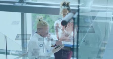 Muhtelif meslektaşların ofiste iş görüşmesi üzerine veri işleme animasyonu. Küresel iş, iletişim, finans ve dijital arayüz kavramı dijital olarak oluşturulmuş video.