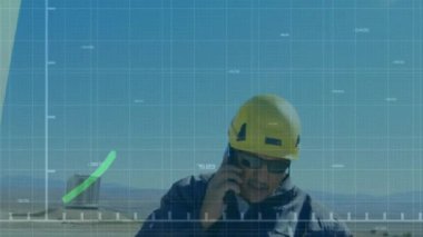 Rüzgar türbini animasyonu ve finansal veri işleme. Küresel rüzgar enerjisi, bağlantılar, hesaplama ve veri işleme kavramı dijital olarak oluşturulmuş video.