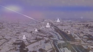 Profil simgelerinden oluşan ağın animasyonu ve kış manzarasının hava manzarasına karşı ışık noktası. Küresel ağ ve iş teknolojisi kavramı