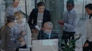 Veri işleme ve çeşitli meslektaşların ofiste toplanmasıyla ilgili bağlantıların animasyonu. Küresel iş, iletişim, bağlantılar ve dijital arayüz konsepti dijital olarak oluşturulmuş video.