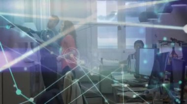Muhtelif meslekdaşların ofiste iş görüşmesi üzerine bağlantı ağının animasyonu. Küresel iş, iletişim, bağlantılar ve dijital arayüz konsepti dijital olarak oluşturulmuş video.