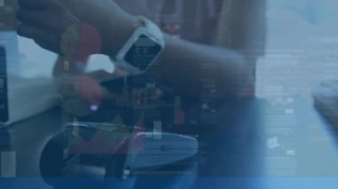 Çift ırklı bir kadının akıllı bir sesle ödediği veri işleme animasyonu. İletişim, teknoloji, finans ve dijital arayüz konsepti dijital olarak oluşturulmuş video.