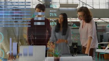 Muhtelif meslektaşların ofiste iş görüşmesi üzerine veri işleme animasyonu. Küresel iş, iletişim, bilgisayar ve dijital arayüz kavramı dijital olarak oluşturulmuş video.