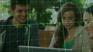 Çeşitli öğrenciler üzerinde veri işleme animasyonu. Küresel eğitim, üniversite, bağlantılar, hesaplama ve veri işleme kavramı dijital olarak oluşturulmuş video.