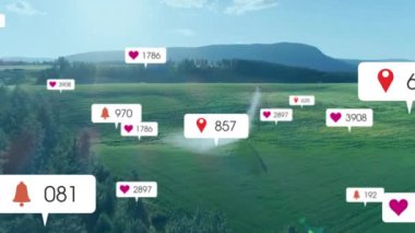 Sahada su fıskiyesi olan sayılı sosyal medya simgelerinin animasyonu. Küresel sosyal medya, doğa, çevre ve dijital arayüz kavramı dijital olarak oluşturulmuş video.