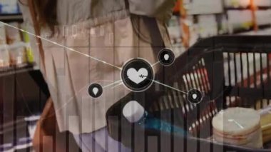 Sepetli beyaz kadın alışverişi üzerine kurulmuş ikonlarla olan bağlantıların animasyonu. Küresel alışveriş, bağlantılar, bilgisayar ve veri işleme kavramı dijital olarak oluşturulmuş video.