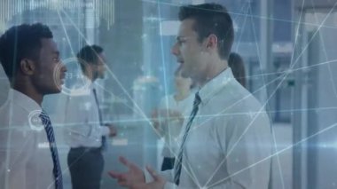 Muhtelif meslekdaşların ofiste iş görüşmesi üzerine bağlantı ağının animasyonu. Küresel iş, iletişim, bağlantılar ve dijital arayüz konsepti dijital olarak oluşturulmuş video.