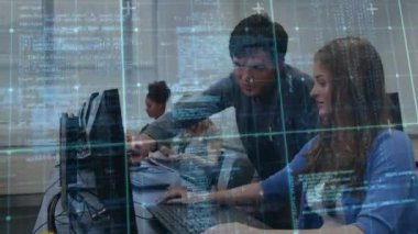 Ofisteki çeşitli iş adamları üzerinde veri işleme animasyonu. Küresel finans, iş, bağlantılar, hesaplama ve veri işleme kavramı dijital olarak oluşturulmuş video.