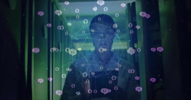 Bilgisayar sunucuları tarafından beyaz kadın üzerinde bağlantıları ve ai simgeleri olan dünyanın animasyonu. Dijital olarak oluşturulmuş küresel yapay zeka, bağlantılar, hesaplama ve veri işleme kavramı.