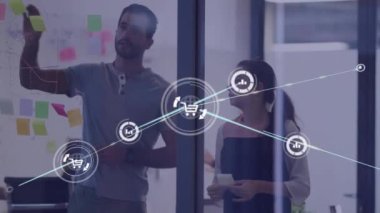 Muhtelif meslektaşların ofiste beyin fırtınası yaparak bağlantı ağının animasyonu. Küresel iş, iletişim, bağlantılar ve dijital arayüz konsepti dijital olarak oluşturulmuş video.