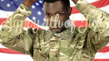 Amerika bayrağıyla Afrika kökenli Amerikalı erkek asker yerine 4 Temmuz 'un mutlu metninin animasyonu. Vatanseverlik ve kutlama konsepti, dijital olarak üretilen video.