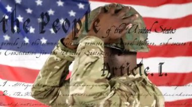 Amerikan bayrağı taşıyan Afrika kökenli Amerikalı erkek askerin anayasanın animasyonu. Vatanseverlik ve kutlama konsepti, dijital olarak üretilen video.