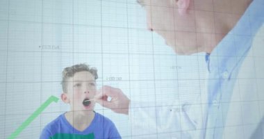 Kafkas erkek doktor ve hastanedeki erkek çocuk üzerinde veri işleme animasyonu. Tıp, sağlık, hastane, bilgisayar ve dijital arayüz kavramı dijital olarak oluşturuldu.