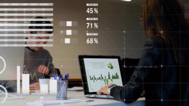 Muhtelif meslektaşların ofiste iş görüşmesi üzerine veri işleme animasyonu. Küresel iş, iletişim, bilgisayar ve dijital arayüz kavramı dijital olarak oluşturulmuş video.