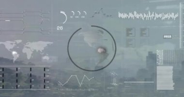 Şehir manzarası üzerinde şema, küre ve veri işleme animasyonları. Küresel iş ve dijital arayüz kavramı, dijital olarak oluşturulmuş video.