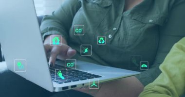 Evde dizüstü bilgisayar kullanan beyaz lezbiyen çifte karşı yeşil enerji konsept simgelerinin animasyonu. Yenilenebilir enerji ve lgbt ilişki kavramı