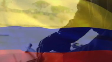 Kolombiya bayrağının, eldiven giyen beyaz erkek askerin üzerine dikilmesi. Askerlik ve vatanseverlik kavramı dijital olarak oluşturulmuş video.