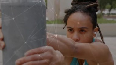 Caddelerde gerinen melez kadınlar üzerindeki bağlantı ağının animasyonu. Küresel spor, aktif yaşam tarzı, bağlantılar ve dijital arayüz konsepti dijital olarak oluşturulmuş video.