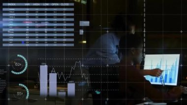 Muhtelif meslektaşların ofiste iş görüşmesi üzerine veri işleme animasyonu. Küresel iş, iletişim, bilgisayar ve dijital arayüz kavramı dijital olarak oluşturulmuş video.