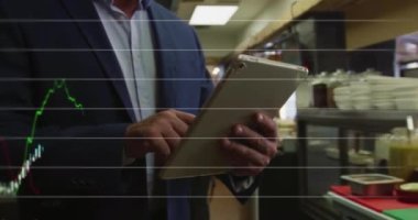 Mutfakta tablet kullanan erkek yöneticinin orta bölümündeki finansal veri işleme animasyonu. Küresel finans ve restoran işletmeleri