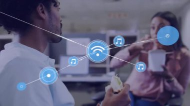 Ofiste paket yemek yiyen çeşitli meslektaşlar arasındaki bağlantı ağının animasyonu. Küresel iş, iletişim, bağlantılar ve dijital arayüz konsepti dijital olarak oluşturulmuş video.