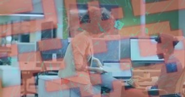 Ofiste dizüstü bilgisayar kullanan Afro-Amerikan iş kadınları üzerinde QR kodları ağı animasyonu. Teknoloji, bağlantı, iletişim, bilgisayar ve iş konsepti dijital olarak oluşturulmuş video.