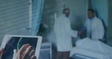 Hastanedeki çeşitli erkek ve kadın doktorların veri işleme animasyonları. Tıp, sağlık, hastane, bilgisayar, iletişim ve dijital arayüz kavramı dijital olarak oluşturulmuş video.